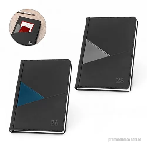 Agenda personalizada - Agenda personalizada A5 em PU possui 2 bolsos exteriores na capa para guardar pequenos objetos e um marcador em fita. Está organizada num plano diário e mede 148 x 210 mm. A agenda personalizada A5 em PU é prática e funcional, ideal para uso corporativo ou pessoal. Aposte na agenda personalizada A5 em PU para manter a organização diária com estilo. A agenda personalizada A5 em PU une praticidade, elegância e durabilidade.