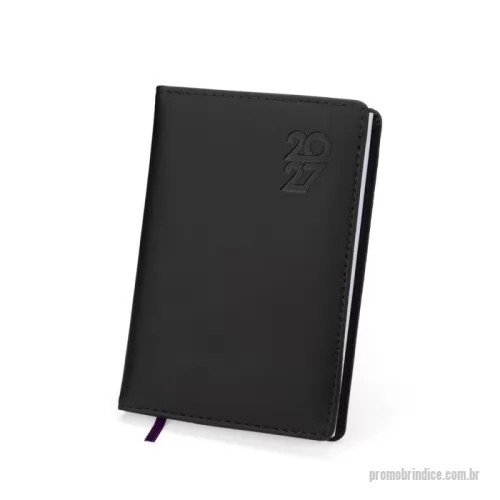 Agenda personalizada - Organize seu ano com praticidade e sofisticação! A Agenda Diária 2027 possui capa em couro sintético e marca-página em fita de cetim, combinando funcionalidade e um acabamento elegante.  Com aproximadamente 178 folhas em papel offset 63 g/m², conta com diversos espaços para organização pessoal e profissional, incluindo planejamento diário e mensal, controle financeiro, contatos, receitas e despesas, além de calendários e mapas. 
