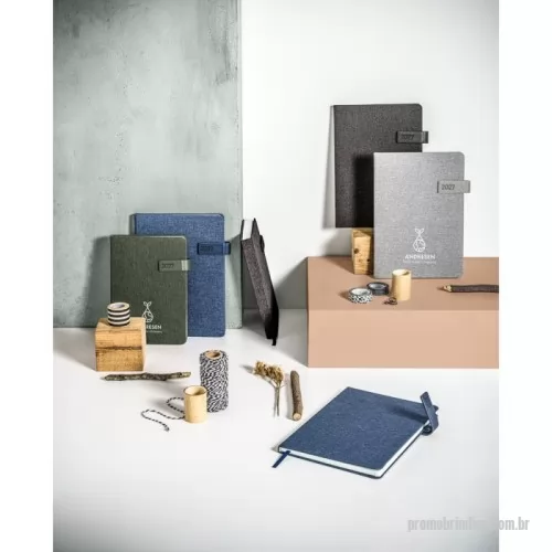 Agenda personalizada - Agenda B5 em PET reciclado (100% rPET), com fecho magnético em PU. Possui um marcador em fita e suporte para caneta esferográfica (não inclusa). Está organizada em plano semanal (70 g/m²). Fornecida com bolsa de non-woven.