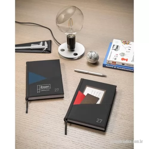 Agenda personalizada - Agenda A5 em PU. Possui 2 bolsos exteriores na capa para guardar pequenos objetos e um marcador em fita. Está organizada em plano diário (70 g/m²)