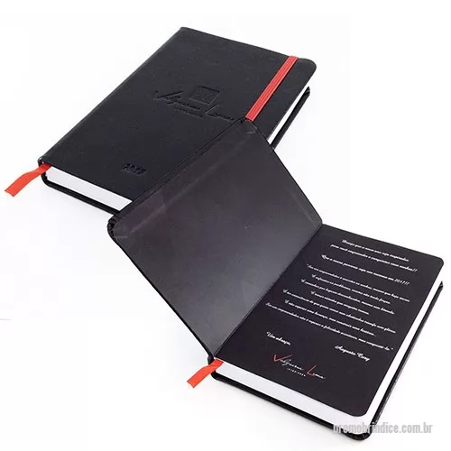 Agenda personalizada - Fabricação própria, agendas personalizados do seu jeito. Permite lâminas de publicidade. Tamanhos 15x21 cm. Capa em couro sintético com gavação em baixo relevo, miolo de agenda diária impresso em duas cores contendo 4 idiomas, Dados pessoais, contatos telefônicos, mapa mundi colorido completo e calendário dos dois próximos anos. 