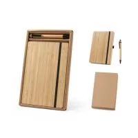 Conjunto de caderno A5 e esferográfica em bambu. O caderno de capa e contracapa em placa de bambu e lombada em poliéster 100% reciclado (100% rPET). Interior contém 96 folhas pautadas com papel reciclado. Suporte para esferográfica (inclusa) e elástico para fecho do caderno. Esferográfica em bambu e escrita em preto. Fornecido em caixa presente de oferta de papel kraft reciclado. A cor e o resultado da impressão nos materiais naturais pode variar entre produtos. Caderno: 140 x 210 mm | Esferográfica: ø11 x 138 mm | Caixa de oferta: 160 x 255 x 18 mm