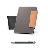 Agenda B5 em pele reciclada (58%) com fecho magnético. Está organizada num plano semanal. Inclui suporte para esferográfica (incluída) e marcador em fita. Fornecida com bolsa de non-woven. 175 x 245 mm | Bolsa: 220 x 270 mm