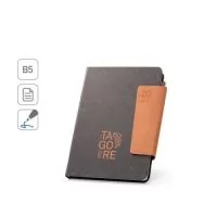 Agenda B5 em pele (58% reciclada) com fecho magnético. Possui suporte para caneta esferográfica (inclusa, com escrita em azul) e marcador em fita. Está organizada em plano semanal (70 g/m²). Fornecida com bolsa de non-woven. 