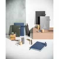 Agenda B5 em PET reciclado (100% rPET), com fecho magnético em PU. Possui um marcador em fita e suporte para caneta esferográfica (não inclusa). Está organizada em plano semanal (70 g/m²). Fornecida com bolsa de non-woven.