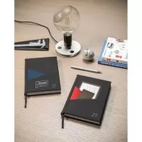 Agenda A5 em PU. Possui 2 bolsos exteriores na capa para guardar pequenos objetos e um marcador em fita. Está organizada em plano diário (70 g/m²)