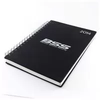 Fabricação própria, agendas personalizados do seu jeito. Permite lâminas de publicidade. Tamanhos 15x21 cm. Capa revestida em percalux com gravação em hot stamping, miolo de agenda diária impresso em duas cores contendo 4 idiomas, Dados pessoais, contatos telefônicos, mapa mundi colorido completo e calendário dos dois próximos anos. Acabamento em wire-o. 
