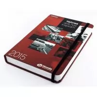 Fabricação própria, agendas personalizados do seu jeito. Permite lâminas de publicidade. Tamanhos 15x21 cm. Capa impressa em 4 cores, miolo de agenda diária impresso em duas cores contendo 4 idiomas, Dados pessoais, contatos telefônicos, mapa mundi colorido completo e calendário dos dois próximos anos. Acabamento com lombada quadrada, cantos arredondados e elástico para fechamento.