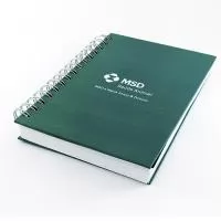 Fabricação própria, agendas personalizados do seu jeito. Permite lâminas de publicidade. Tamanhos 15x21 cm. Capa impressa em 4 cores, miolo de agenda diária impresso em duas cores contendo 4 idiomas, Dados pessoais, contatos telefônicos, mapa mundi colorido completo e calendário dos dois próximos anos. Acabamento em wire-o. 