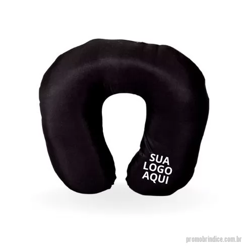 Almofada de pescoço personalizada - Almofada de Pescoço Preta Personalizada. Temos o prazer de apresentar a Almofada de Pescoço Personalizada, um produto único desenvolvido para atender às demandas do mercado de brindes corporativos. Esta almofada é ideal para proporcionar conforto e relaxamento durante viagens, intervalos no trabalho ou momentos de descanso. Com um design ergonômico, ela se ajusta perfeitamente ao contorno do pescoço, oferecendo suporte adequado e aliviando a tensão muscular.  O que torna esta almofada especial é a opção de personalização, permitindo que você inclua o logotipo, o nome da empresa ou qualquer outra arte que seja relevante para a sua marca. Assim, você terá um produto exclusivo e de alta qualidade para presentear seus clientes, parceiros de negócios ou colaboradores, reforçando a imagem da sua empresa e estabelecendo uma conexão duradoura.  Produzida com materiais macios e resistentes, a almofada de pescoço personalizada proporciona uma sensação de conforto ao toque, garantindo momentos ag