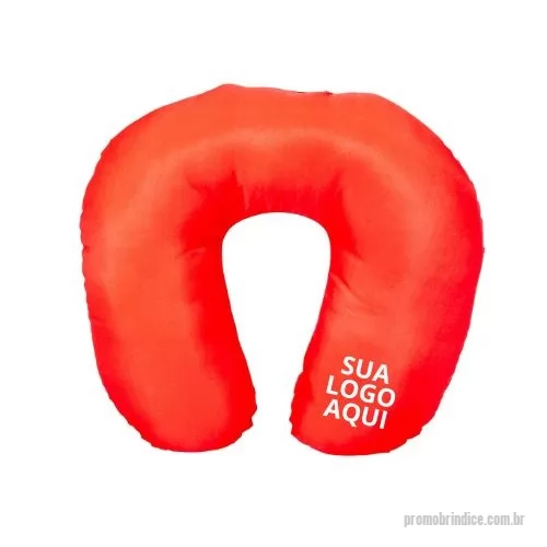 Almofada de pescoço personalizada - Almofada de Pescoço Vermelha Personalizada. Temos o prazer de apresentar a Almofada de Pescoço Personalizada, um produto único desenvolvido para atender às demandas do mercado de brindes corporativos. Esta almofada é ideal para proporcionar conforto e relaxamento durante viagens, intervalos no trabalho ou momentos de descanso. Com um design ergonômico, ela se ajusta perfeitamente ao contorno do pescoço, oferecendo suporte adequado e aliviando a tensão muscular.  O que torna esta almofada especial é a opção de personalização, permitindo que você inclua o logotipo, o nome da empresa ou qualquer outra arte que seja relevante para a sua marca. Assim, você terá um produto exclusivo e de alta qualidade para presentear seus clientes, parceiros de negócios ou colaboradores, reforçando a imagem da sua empresa e estabelecendo uma conexão duradoura.  Produzida com materiais macios e resistentes, a almofada de pescoço personalizada proporciona uma sensação de conforto ao toque, garantindo momentos
