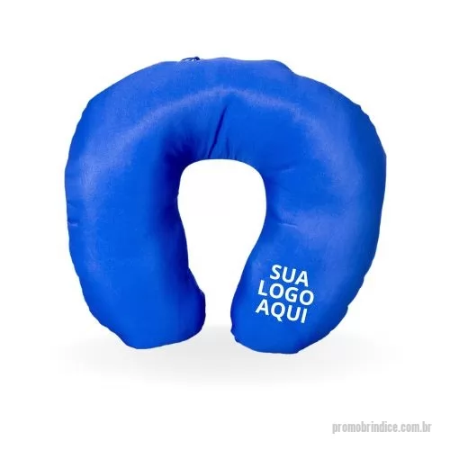 Almofada de pescoço personalizada - Almofada de Pescoço Azul Personalizada. Temos o prazer de apresentar a Almofada de Pescoço Personalizada, um produto único desenvolvido para atender às demandas do mercado de brindes corporativos. Esta almofada é ideal para proporcionar conforto e relaxamento durante viagens, intervalos no trabalho ou momentos de descanso. Com um design ergonômico, ela se ajusta perfeitamente ao contorno do pescoço, oferecendo suporte adequado e aliviando a tensão muscular.  O que torna esta almofada especial é a opção de personalização, permitindo que você inclua o logotipo, o nome da empresa ou qualquer outra arte que seja relevante para a sua marca. Assim, você terá um produto exclusivo e de alta qualidade para presentear seus clientes, parceiros de negócios ou colaboradores, reforçando a imagem da sua empresa e estabelecendo uma conexão duradoura.  Produzida com materiais macios e resistentes, a almofada de pescoço personalizada proporciona uma sensação de conforto ao toque, garantindo momentos agr