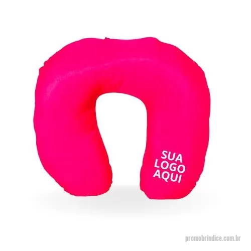 Almofada de pescoço personalizada - Almofada de Pescoço Rosa Personalizada. Temos o prazer de apresentar a Almofada de Pescoço Personalizada, um produto único desenvolvido para atender às demandas do mercado de brindes corporativos. Esta almofada é ideal para proporcionar conforto e relaxamento durante viagens, intervalos no trabalho ou momentos de descanso. Com um design ergonômico, ela se ajusta perfeitamente ao contorno do pescoço, oferecendo suporte adequado e aliviando a tensão muscular.  O que torna esta almofada especial é a opção de personalização, permitindo que você inclua o logotipo, o nome da empresa ou qualquer outra arte que seja relevante para a sua marca. Assim, você terá um produto exclusivo e de alta qualidade para presentear seus clientes, parceiros de negócios ou colaboradores, reforçando a imagem da sua empresa e estabelecendo uma conexão duradoura.  Produzida com materiais macios e resistentes, a almofada de pescoço personalizada proporciona uma sensação de conforto ao toque, garantindo momentos agr