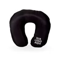 Almofada de Pescoço Preta Personalizada. Temos o prazer de apresentar a Almofada de Pescoço Personalizada, um produto único desenvolvido para atender às demandas do mercado de brindes corporativos. Esta almofada é ideal para proporcionar conforto e relaxamento durante viagens, intervalos no trabalho ou momentos de descanso. Com um design ergonômico, ela se ajusta perfeitamente ao contorno do pescoço, oferecendo suporte adequado e aliviando a tensão muscular.  O que torna esta almofada especial é a opção de personalização, permitindo que você inclua o logotipo, o nome da empresa ou qualquer outra arte que seja relevante para a sua marca. Assim, você terá um produto exclusivo e de alta qualidade para presentear seus clientes, parceiros de negócios ou colaboradores, reforçando a imagem da sua empresa e estabelecendo uma conexão duradoura.  Produzida com materiais macios e resistentes, a almofada de pescoço personalizada proporciona uma sensação de conforto ao toque, garantindo momentos ag