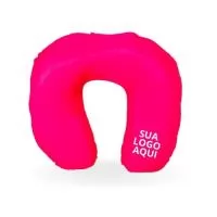 Almofada de Pescoço Rosa Personalizada. Temos o prazer de apresentar a Almofada de Pescoço Personalizada, um produto único desenvolvido para atender às demandas do mercado de brindes corporativos. Esta almofada é ideal para proporcionar conforto e relaxamento durante viagens, intervalos no trabalho ou momentos de descanso. Com um design ergonômico, ela se ajusta perfeitamente ao contorno do pescoço, oferecendo suporte adequado e aliviando a tensão muscular.  O que torna esta almofada especial é a opção de personalização, permitindo que você inclua o logotipo, o nome da empresa ou qualquer outra arte que seja relevante para a sua marca. Assim, você terá um produto exclusivo e de alta qualidade para presentear seus clientes, parceiros de negócios ou colaboradores, reforçando a imagem da sua empresa e estabelecendo uma conexão duradoura.  Produzida com materiais macios e resistentes, a almofada de pescoço personalizada proporciona uma sensação de conforto ao toque, garantindo momentos agr