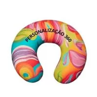 Almofada de Pescoço Toda Personalizada. Temos o prazer de apresentar a Almofada de Pescoço Personalizada, um produto único desenvolvido para atender às demandas do mercado de brindes corporativos. Esta almofada é ideal para proporcionar conforto e relaxamento durante viagens, intervalos no trabalho ou momentos de descanso. Com um design ergonômico, ela se ajusta perfeitamente ao contorno do pescoço, oferecendo suporte adequado e aliviando a tensão muscular.  O que torna esta almofada especial é a opção de personalização, permitindo que você inclua o logotipo, o nome da empresa ou qualquer outra arte que seja relevante para a sua marca. Assim, você terá um produto exclusivo e de alta qualidade para presentear seus clientes, parceiros de negócios ou colaboradores, reforçando a imagem da sua empresa e estabelecendo uma conexão duradoura.  Produzida com materiais macios e resistentes, a almofada de pescoço personalizada proporciona uma sensação de conforto ao toque, garantindo momentos agr