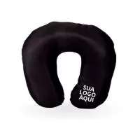 Produzida em 100% poliéster, a Almofada de Pescoço Personalizada é um brinde exclusivo que une conforto, estilo e funcionalidade.  Cuidados na lavagem:  Lavar à mão, apenas com sabão neutro;  Não utilizar alvejantes ou outros produtos químicos.  Dimensões da almofada:  Comprimento: 35 cm  Largura: 35 cm  A Almofada de Pescoço Personalizada foi desenvolvida para proporcionar conforto e relaxamento durante viagens, intervalos no trabalho ou momentos de descanso. Seu design ergonômico se ajusta perfeitamente ao contorno do pescoço, oferecendo suporte adequado e aliviando a tensão muscular.  O grande diferencial está na personalização: você pode incluir o logotipo, nome da empresa ou qualquer arte que represente sua marca, tornando o produto exclusivo e memorável.  Ideal para brindes corporativos, ações promocionais, presentes de fim de ano ou para incentivar a produtividade no ambiente de trabalho, esta almofada é uma escolha sofisticada e inteligente.  A Cine2u é referência em brindes cr