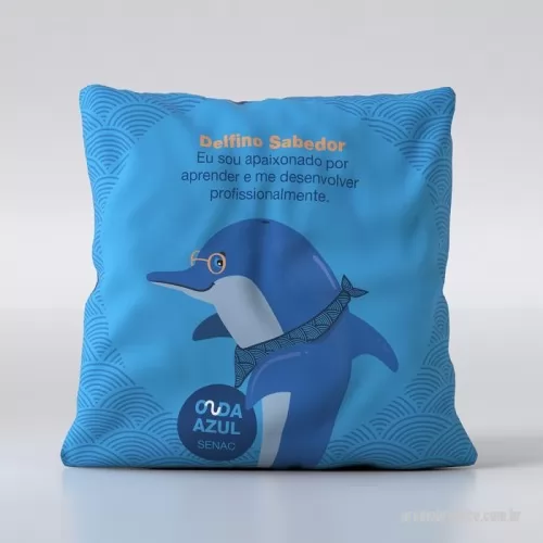 Almofada personalizada - As almofadas decorativas personalizadas são a escolha ideal para quem deseja unir conforto, estilo e promoção em um só produto. Perfeitas para presentear clientes, colaboradores ou para decorar eventos corporativos, essas almofadas oferecem uma experiência de marca memorável. Produzidas em microfibra de alta qualidade, elas garantem durabilidade e um toque suave, valorizando ainda mais a identidade visual da sua empresa.