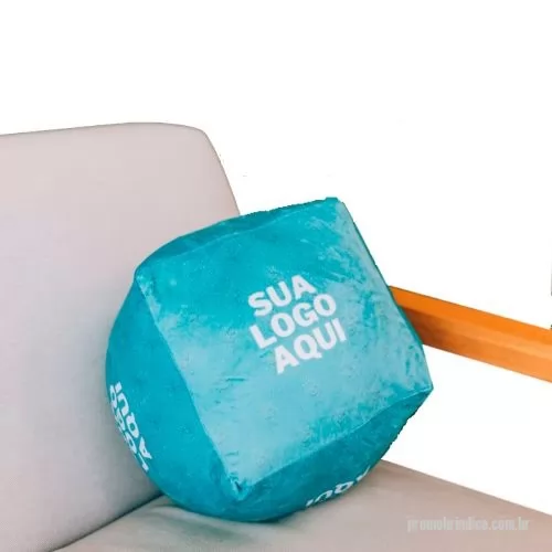 Almofada personalizada - A almofada em formato de cubo é um brinde corporativo criativo que une conforto, estilo e personalização. Confeccionada em 100% poliéster, possui tecido suave e enchimento antialérgico, garantindo bem-estar e segurança. O grande diferencial está na personalização: é possível incluir o logotipo da sua empresa, frases motivacionais ou artes exclusivas que reforçam a identidade da marca. Ideal para uso em casa, no escritório ou em viagens, a almofada cubo proporciona momentos de relaxamento e também funciona como peça decorativa, adicionando personalidade aos ambientes. Um presente prático e memorável para clientes e colaboradores.