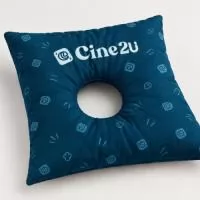 Almofada desenvolvida para proporcionar conforto ao dormir, evitando pressão na orelha e em piercings. Possui furo central e tecido macio e resistente. Ideal para brindes, ações promocionais e revenda, totalmente personalizável com logo, cores e identidade visual da sua marca.
