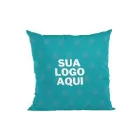 A Almofada Decorativa Personalizada Cine2U é perfeita para dar um toque de estilo e conforto ao seu ambiente. Produzida em poliéster resistente, possui enchimento de fibra siliconada antialérgica, garantindo maciez e segurança para toda a família. Todas as capas contam com zíper, permitindo retirar o refil e realizar a lavagem de forma prática e segura. Ideal para salas, quartos, eventos corporativos ou como brinde promocional exclusivo, pode ser personalizada com o logo da sua empresa, fotos ou frases especiais.