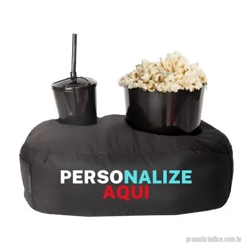 almofada porta pipoca personalizada - Almofada Porta Pipoca Preto Solteiro Personalizada 3 Cores Silk. Transforme suas pausas em momentos aconchegantes com a Almofada Porta Pipoca, o brinde corporativo perfeito! Prática e confortável, esta almofada é ideal para promover relaxamento e fortalecer laços. Personalize com sua marca e encante colaboradores e clientes. Adquira já!  Almofada Porta Pipoca: Conforto e Praticidade para Seus Momentos de Lazer  A Almofada Porta Pipoca é um acessório versátil e prático, projetado para proporcionar conforto durante momentos de entretenimento. Com um design funcional, ela possui compartimentos especiais para acomodar pipoca e bebidas, oferecendo conveniência durante suas sessões de filmes, séries ou eventos esportivos. Fabricada com materiais de alta qualidade, a almofada proporciona suporte ergonômico, tornando a experiência mais agradável. Ideal para presentear ou complementar o ambiente de descontração, a Almofada Porta Pipoca é a escolha perfeita para quem busca praticidade e estilo e
