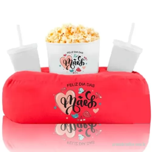 almofada porta pipoca personalizada -  O kit BT24017 contém:   01 Almofada de colo com compartimentos para copos [consulte cores]  01 Balde de pipoca [consulte cores]  02 Copos de plástico com canudo [consulte modelos e cores] Tam. aprox.: 30X27X13CM TECIDO: OXFORD  ENCHIMENTO COM FIBRA SILICONADA  Suporte para 1 BALDE DE 3 LTS  E 2 COPOS COM TAMPA  até 500 ML ________________________________________________________________  * Consulte quantidade mínima *Confira opções de personalização *Imagem meramente ilustrativa *Na falta de algum item, pode ser substituído, sob consulta, por outro de igual valor e qualidade.   Entre em contato, informe o seu CNPJ Atendimento somente para Empresas 