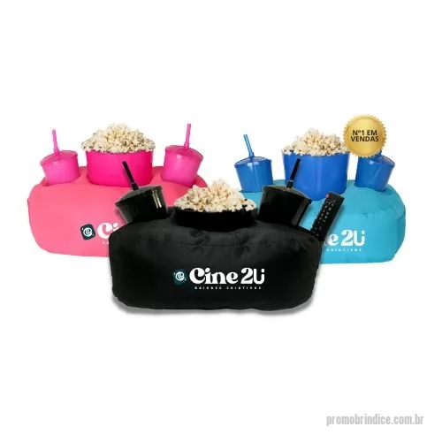 almofada porta pipoca personalizada - Transforme seus momentos de lazer em experiências ainda mais aconchegantes com o Kit Almofada Porta Pipoca. O conjunto inclui:  01 almofada porta pipoca com 02 bolsos laterais para controle remoto;  01 balde de 2,6 L;  02 copos de 500 ml cada, com tampas e canudos.  A almofada é produzida com materiais de qualidade e pode ser personalizada com a identidade visual da sua marca. A estampa em silkscreen é aplicada em um dos lados da almofada, com área útil de 10 cm x 28 cm. Os copos e baldes também podem receber personalização (7x7 cm nos copos e 10x10 cm nos baldes).  Ideal para brindes corporativos, ações promocionais ou presentes criativos, o kit une praticidade, conforto e estilo, tornando qualquer sessão de filmes ou eventos esportivos ainda mais especial.