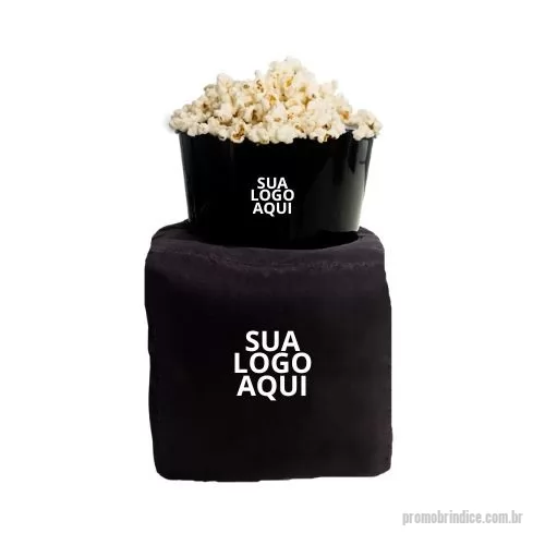 almofada porta pipoca personalizada - O Kit Almofada Porta Pipoca é perfeito para transformar seus momentos de lazer em experiências ainda mais confortáveis e divertidas. O conjunto inclui:  01 almofada porta pipoca personalizada;  01 balde de 2,6 L.  Compacto e funcional, o kit é ideal para sessões de filmes, séries ou eventos esportivos. Produzido com materiais de qualidade, garante praticidade e estilo, além de poder ser personalizado com o logo da sua empresa, tornando-se um brinde corporativo criativo e memorável.  Dimensões do kit montado:  Largura: 21 cm  Altura: 25 cm  Comprimento: 21 cm