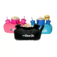 Transforme seus momentos de lazer em experiências ainda mais aconchegantes com o Kit Almofada Porta Pipoca. O conjunto inclui:  01 almofada porta pipoca com 02 bolsos laterais para controle remoto;  01 balde de 2,6 L;  02 copos de 500 ml cada, com tampas e canudos.  A almofada é produzida com materiais de qualidade e pode ser personalizada com a identidade visual da sua marca. A estampa em silkscreen é aplicada em um dos lados da almofada, com área útil de 10 cm x 28 cm. Os copos e baldes também podem receber personalização (7x7 cm nos copos e 10x10 cm nos baldes).  Ideal para brindes corporativos, ações promocionais ou presentes criativos, o kit une praticidade, conforto e estilo, tornando qualquer sessão de filmes ou eventos esportivos ainda mais especial.