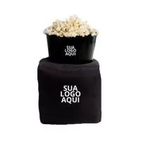 O Kit Almofada Porta Pipoca é perfeito para transformar seus momentos de lazer em experiências ainda mais confortáveis e divertidas. O conjunto inclui:  01 almofada porta pipoca personalizada;  01 balde de 2,6 L.  Compacto e funcional, o kit é ideal para sessões de filmes, séries ou eventos esportivos. Produzido com materiais de qualidade, garante praticidade e estilo, além de poder ser personalizado com o logo da sua empresa, tornando-se um brinde corporativo criativo e memorável.  Dimensões do kit montado:  Largura: 21 cm  Altura: 25 cm  Comprimento: 21 cm
