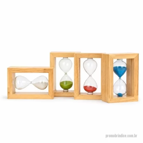 Ampulheta personalizada - Ampulheta decorativa personalizada, produzida em vidro borossilicato com estrutura em madeira e areia colorida. Possui design elegante e acabamento diferenciado, sendo ideal para brindes corporativos, decoração de escritórios, mesas executivas, premiações, eventos, convenções, kits empresariais e presentes para clientes e colaboradores. A estrutura superior em madeira permite personalização com logotipo, nome ou identidade visual da empresa, tornando a peça um brinde sofisticado e de alto valor percebido. Medidas aproximadas: 9,8 x 14,5 x 5 cm. Área aproximada de gravação: 4,5 x 9 cm na parte superior da estrutura. Peso aproximado: 250 g.