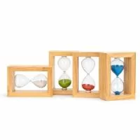 Ampulheta decorativa personalizada, produzida em vidro borossilicato com estrutura em madeira e areia colorida. Possui design elegante e acabamento diferenciado, sendo ideal para brindes corporativos, decoração de escritórios, mesas executivas, premiações, eventos, convenções, kits empresariais e presentes para clientes e colaboradores. A estrutura superior em madeira permite personalização com logotipo, nome ou identidade visual da empresa, tornando a peça um brinde sofisticado e de alto valor percebido. Medidas aproximadas: 9,8 x 14,5 x 5 cm. Área aproximada de gravação: 4,5 x 9 cm na parte superior da estrutura. Peso aproximado: 250 g.