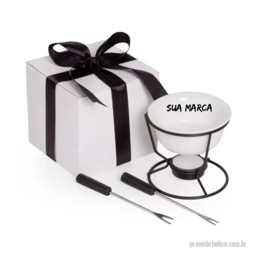 Aparelho de fondue personalizado - Conjunto para Fondue, 1 Bowl em cerâmica branca 10x10x4cm 140ml, 2 Garfos, 1 Suporte de ferro preto, 1 Caixa corte e cinco em papel cartão branco 360gr com laço de cetim 11.5x11.5x11cm / Peso 0.300g