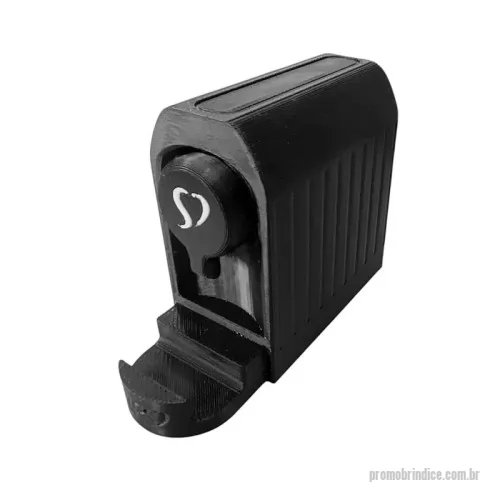 Apoio para celular personalizado - Apoio para celular em formato de cafeteira, impresso em PLA, feito em impressora 3D. Produzido sob demanda, podemos criar qualquer objeto ou formato que represente o segmento da sua empresa — seja uma ferramenta, um produto, um ícone da marca ou qualquer outro símbolo relevante para o seu negócio. Personalização sem limites para destacar a identidade da sua empresa em cada detalhe!
