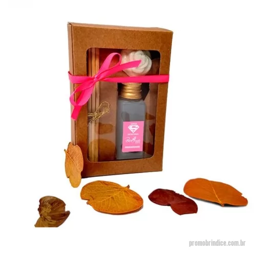 Aromatizador com varetas personalizado - O Kit Aromatizador é mais um dos kits personalizados desenvolvidos exclusivamente para a sua empresa celebrar e mostrar a importância de todas as suas colaboradoras que são capacitadas e vencem batalhas diárias para chegar aonde estão. O Kit é Composto Por: 1 Frasco de Aromatizante 40ml com a essência a definir 3 Varetas de madeira.