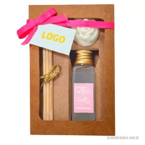 Aromatizador com varetas personalizado - Este kit contém:      1 frasco de aromatizante de 40 ml (essência a definir)      3 varetas de madeira difusoras      1 sabonete em formato de rosa      1 caixa kraft com visor – 8,5 cm x 13,0 cm x 3,0 cm      Personalização no rótulo do frasco (adesivo)  ________________________________________________________________  * Consulte quantidade mínima *Confira opções de personalização *Imagem meramente ilustrativa *Na falta de algum item, pode ser substituído, sob consulta, por outro de igual valor e qualidade.   Entre em contato, informe o seu CNPJ Atendimento somente para Empresas 