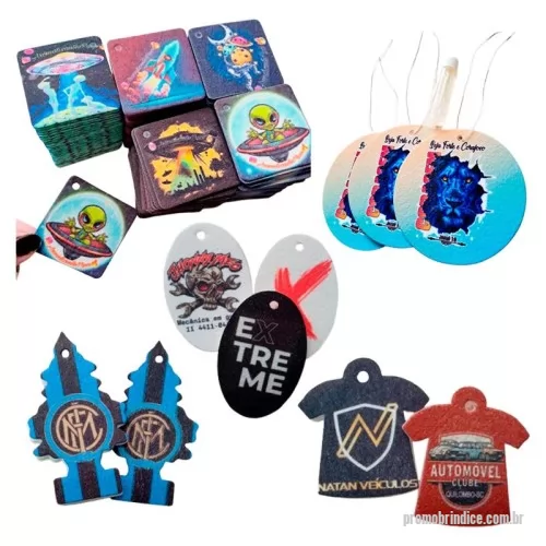 Aromatizante para automóvel personalizado - Com diversos formatos e tamanhos.  Pequenos: Quadrado 5x5cm · Redondo 5cm · Oval 4x6cm · Camisa 5x5cm Médios: Quadrado 9x9cm · Coração 9x9cm · Redondo 9cm de diâmetro Grandes: Retangular 20x28cm  Impressão digital frente e verso, full color.
