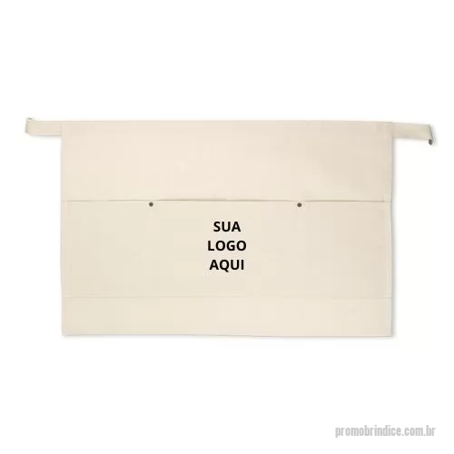 Avental de jardinagem personalizado - O Avental Multiusos em Lona Chicory é resistente e funcional, ideal para uso em cozinhas, churrascos, oficinas ou eventos promocionais. Produzido em 100% algodão (260 g/m²), oferece durabilidade e conforto durante o uso. Possui 3 bolsos frontais que garantem praticidade para armazenar utensílios, ferramentas ou acessórios, além de fita para amarrar à cintura, proporcionando ajuste seguro. Um brinde corporativo versátil e elegante, que pode ser personalizado com o logo da sua empresa, tornando-se uma lembrança útil e memorável para clientes e colaboradores.