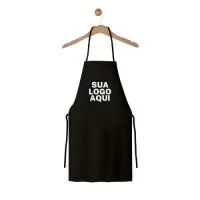 Avental para Churrasco Personalizado 1 Cor de Silk. Conheça o avental de churrasqueiro personalizável, a escolha ideal para entusiastas do churrasco e um brinde corporativo inesquecível. Este avental combina funcionalidade, elegância e personalização, assegurando que sua marca seja associada a momentos de alegria e sabor. Confeccionado com tecidos de primeira linha, oferece resistência e comodidade para horas de churrasco. Seu design pensado para o churrasqueiro moderno inclui múltiplos compartimentos para ferramentas e condimentos, garantindo que tudo esteja à mão. O que realmente destaca nosso avental é a possibilidade de personalização. Adicione o logo da sua empresa, o nome do presenteado ou uma frase tocante, tornando cada peça única. Mais do que um item promocional, é um presente que estreita laços e deixa memórias duradouras. Ideal para uso em eventos da empresa, como brinde em exposições ou presente para clientes especiais, o avental de churrasqueiro personalizável é um verdade