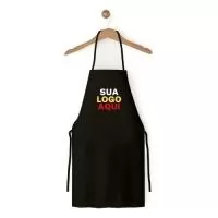Avental para Churrasco Personalizado 3 Cores de Silk. Conheça o avental de churrasqueiro personalizável, a escolha ideal para entusiastas do churrasco e um brinde corporativo inesquecível. Este avental combina funcionalidade, elegância e personalização, assegurando que sua marca seja associada a momentos de alegria e sabor. Confeccionado com tecidos de primeira linha, oferece resistência e comodidade para horas de churrasco. Seu design pensado para o churrasqueiro moderno inclui múltiplos compartimentos para ferramentas e condimentos, garantindo que tudo esteja à mão. O que realmente destaca nosso avental é a possibilidade de personalização. Adicione o logo da sua empresa, o nome do presenteado ou uma frase tocante, tornando cada peça única. Mais do que um item promocional, é um presente que estreita laços e deixa memórias duradouras. Ideal para uso em eventos da empresa, como brinde em exposições ou presente para clientes especiais, o avental de churrasqueiro personalizável é um verda