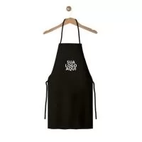 O Avental Personalizado Cine2U é ideal para quem ama cozinhar ou preparar aquele churrasco especial. Confeccionado em 100% poliéster, é resistente, lavável e garante praticidade no dia a dia. Com medidas de 65 x 85 cm (LxA), possui um grande bolso frontal de 25 x 25 cm, perfeito para guardar utensílios, condimentos ou acessórios durante o preparo. Além da funcionalidade, o avental pode ser personalizado com o logo da sua empresa, nomes ou frases, tornando-se um brinde corporativo exclusivo e memorável. Seja em eventos, campanhas promocionais ou como presente para clientes e colaboradores, este avental une estilo, utilidade e impacto promocional.