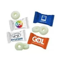 Balas Soft cilíndrica com orifício no centro. Sabor: Hortelã Refrescante. Embalagem: Branco Pérola, Chapada, Laminada, Metalizada, Dourada e Transparente. Fechamento da Embalagem: Flow Pack Tamanho da Embalagem: 45 x 28 mm Tamanho Máximo da Impressão: 28 x 20 mm (centralizado) Cores de Impressão: Sem limites de cores Validade: 02 anos Ingredientes: Açúcar, Xarope de Glucose, Acidulante Ácido Cítrico, Aromatizante de Hortelã Refrescante e Corante Alimentício. Não contém Glúten.  Alérgicos: Não contém leite e derivados