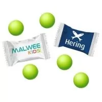 Balas Mastigáveis tipo Mentos Menta Fresh. Sabor: Menta Fresh. Embalagem: Branca Pérola, Chapada, Metalizada, Metalizada Colorida, Transparente, Lamina Fosca e Laminada Brilhante. Fechamento da Embalagem: Flow Pack Tamanho da Embalagem: 45 x 28 mm Tamanho Máximo da Impressão: 28 x 20 mm (centralizado) Cores de Impressão: Sem limites de cores Validade: 02 anos Ingredientes: açúcar, xarope de glicose, gordura de coco totalmente hidrogenada, amido, aromatizantes naturais de menta, maltodextrina, espessantes (goma gelana, goma de celulose, goma arábica), emulsionante (ésteres de sacarose de ácidos gordos), agentes de revestimento (cera de carnaúba, cera de abelhas). Não contém Glúten.  Alérgicos: Não contém leite e derivados