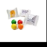 Descição: Chiclete, Goma de Mascar, redondas, drageadas. Cores Sortidas: Amarelo, Rosa, Vermelho, Laranja e Verde Sabor: Tutti-Frutti Embalagem: Branco Pérola, Chapada, Metalizada, Metalizada Colorida, Transparente, Lamina Fosca e Laminada Brilhante. 