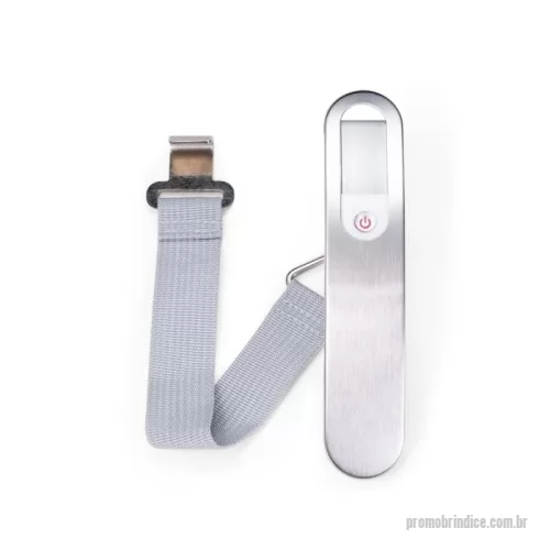 Balança de mala personalizada - Balança digital para medição de malas e bagagens em geral. Possui capacidade máxima de 50 kg e estrutura em plástico e metal, além de visor em LCD para exibição do peso e cinto de nylon com gancho para fixação da bagagem. Funciona por uma bateria CR2032 inclusa.