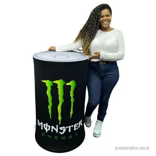 Balcão personalizado - O balcão portátil mais robusto da categoria!  Sua mídia em tecido sublimado, é impresso em alta resolução e permite que seja lavado sem prejuízos à cores e ao tecido. Transporte e guarde sem dificuldades, cabendo em qualquer espaço quando desmontado.  Dúvidas:  Qual o tamanho do Balcão? O Balcão tem 100 cm de altura  x  65 cm de diâmetro | peso: 5,5 kg  De que material é feito? O tampo e a base são feitos com o mesmo MDF revestido usado em móveis planejados, sua estrutura é em Tubos de Alumínio e a Mídia é em um elegante Tecido vestível como em toda Linha Fabric. O que está incluso no valor?  Você receberá o balcão promocional personalizado com a sua arte em tecido e uma bolsa em corino para armazenamento.