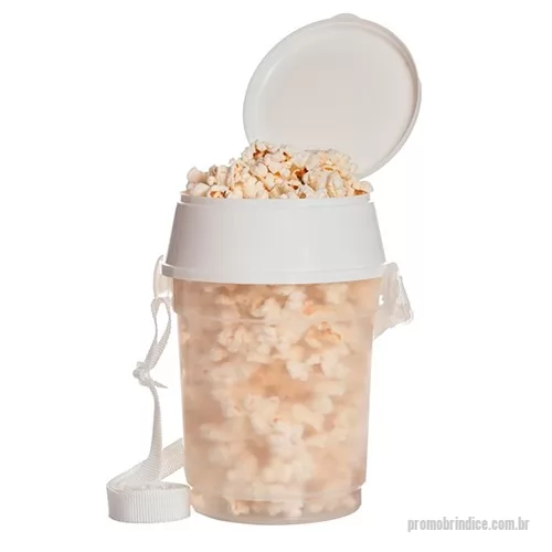 Balde de pipoca personalizado - balde de pipoca com alças personalizado é uma ótima dica de brinde promocional para presentear clientes e colaboradores em seu evento, lançamento de produto ou campanha de marketing. O produto é transparente e tem tampa fixa (reta ou redonda) e alça desmontável. O balde de pipoca com alças tem capacidade de 1,5 L e pode ser personalizado com etiqueta em vinil ou gravação em serigrafia. Bastante utilizado em comemorações de final de ano e em festas infantis, o balde de pipoca personalizado é um brinde promocional que agrada seus clientes e funcionários e deixará sua marca sempre presente em momentos de diversão, lazer até mesmo na parte empresarial. 