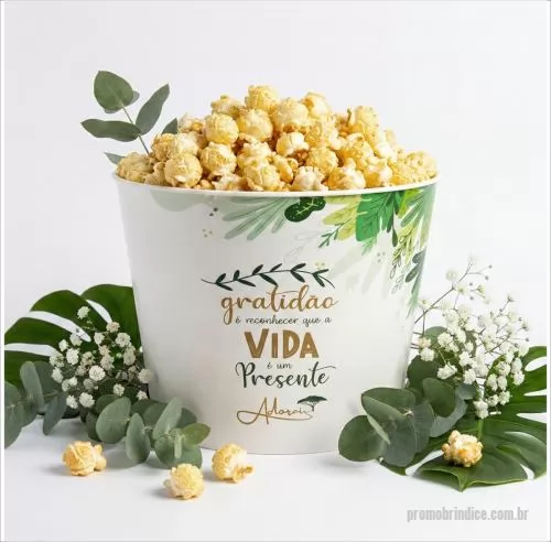 Balde de pipoca personalizado - Balde de pipoca com capacidade de 3 litros, produzido em polipropileno, com peso aproximado de 81 gramas, altura de 14,8 cm, diâmetro da boca de 18,8 cm e base de 15 cm, com aplicação de gravação IN MOLD LABEL integrada ao corpo, garantindo acabament