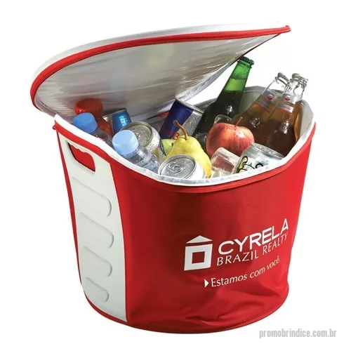 Balde dobrável para bebida e gelo personalizado - Este balde térmico é um item personalizado original e que poderá acompanhar seus colaboradores em momentos de lazer, associando sua marca com situações de diversão e boa companhia.  Por possuir interior térmico tem função de conservar os alimentos mantendo-os frescos e as bebidas bem geladas. A tampa é feita em EVA termomoldado e o corpo do produto é confeccionado em ZZPoli – material exclusivo da Rampazzo que traz um mix resistente, mas flexível de nylon e helanca.  Sua marca pode aparecer no produto de forma minimalista com a aplicação estratégica da sua logomarca, ou de maneira criativa com uma arte exclusiva que traga o lifestyle e gostos do seu público.